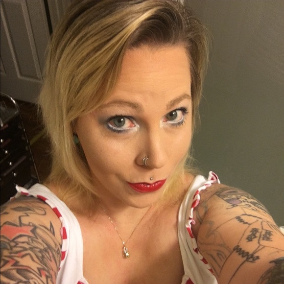 Meet your Posher, Tiffany - Picture 1 of 1